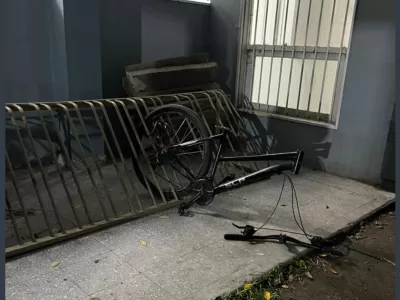 Indignaci&oacute;n en Berisso: robaron una bicicleta frente a la escuela mientras hab&iacute;a custodia policial