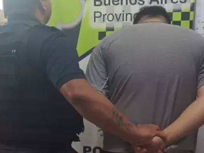 Detectan un arma de fuego en un auto y detienen a un joven en Villa Progreso