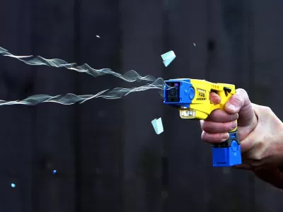 Proponen que agentes municipales de La Plata porten pistolas Taser de manera obligatoria