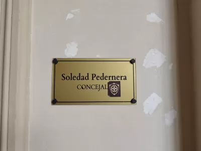 Una edil libertaria no quiere ser llamada concejala y modific&oacute; su placa con un sticker