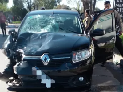 Tragedia en Tolosa: dos motociclistas murieron tras chocar de frente contra un auto