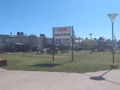 Investigan actos de vandalismo en el alumbrado de la plaza del barrio N&aacute;utico en Berisso