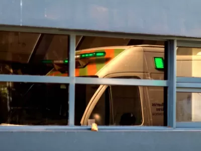 Hallaron a una joven en un zanj&oacute;n en La Plata: estaba desorientada y fue trasladada al hospital