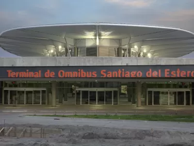 Un joven de Berisso retuvo a un hombre tras el incendio de sus pertenencias en la terminal de Santiago del Estero