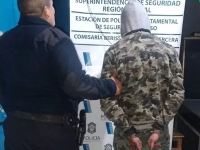 Intent&oacute; asaltar a una mujer con un cuchillo en Berisso y termin&oacute; detenido tras un r&aacute;pido operativo policial