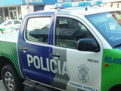 Choque entre una moto y una camioneta en Berisso: un joven resultó herido