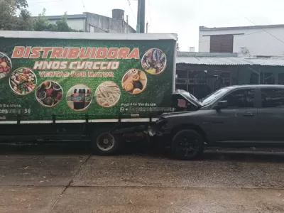 Choque entre un camión y una camioneta en Montevideo y 32