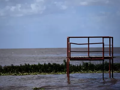 Intensa búsqueda en Berisso: un joven ingresó al río y no volvió a salir
