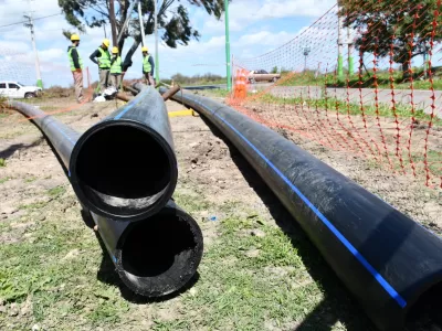 ABSA trabaja en la reparación de una cañería en Puente Baradero que afecta el suministro de Berisso y Ensenada