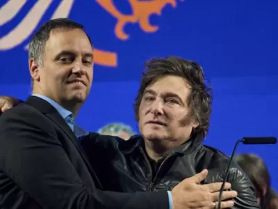 Adorni suspendi&oacute; la conferencia y se re&uacute;ne con Milei en Olivos