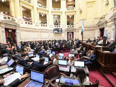 El Senado dio media sanci&oacute;n a la reforma laboral: qu&eacute; cambia en vacaciones, indemnizaciones y horas extras
