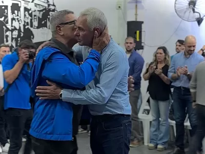 Un gesto pol&iacute;tico en el PJ Berisso: el abrazo entre Slezack y Cagliardi durante el acto partidario