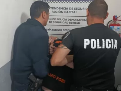 Detuvieron a un hombre tras robarle el celular a una mujer que esperaba el colectivo