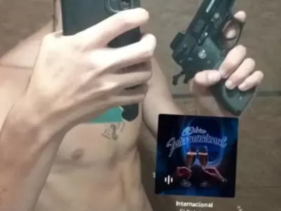 Se exhib&iacute;a armado en redes y termin&oacute; detenido por el robo de una moto en La Plata