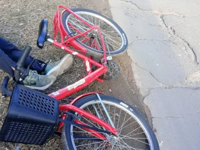 Rozó a un ciclista, lo hizo caer y se fugó: buscan al conductor