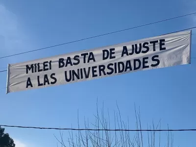 Milei llegó a La Plata entre reclamos por el ajuste y fuerte repudio de la comunidad universitaria