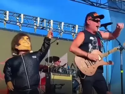 Con guiños políticos, La Renga sacudió Luján al presentar una parodia de Milei en un show motero