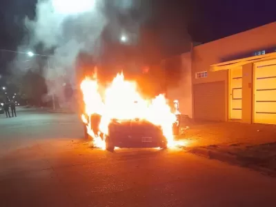 Incendiaron un auto en Berisso y crece la preocupación vecinal por los ataques intencionales