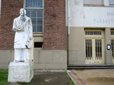 Grave episodio en una escuela platense: un padre agredió al director tras una pelea entre alumnas