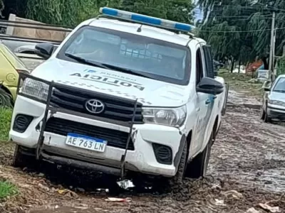 Un patrullero qued&oacute; encajado en una calle intransitable de Berisso