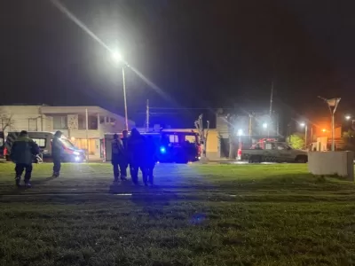 Despliegue de urgencia en Berisso: bomberos y polic&iacute;as rescataron a un hombre atrapado en el Canal de G&eacute;nova