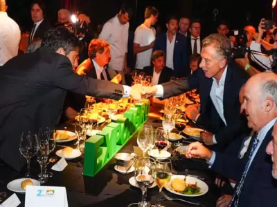 Macri y Kicillof compartieron mesa en la Expoagro y mantuvieron un saludo formal