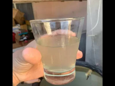 Vecinos del Barrio Obrero denuncian que el agua sale podrida y con mal olor