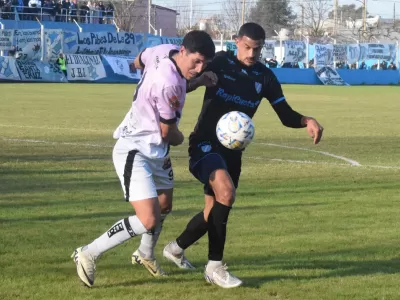 El Cele lo igualó sobre el final y sigue en la cima junto a Flandria