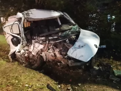 Brutal choque en Berisso: una camioneta se incrust&oacute; contra una columna y el conductor qued&oacute; atrapado