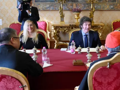 Milei enviará una carta al papa León XIV y asistirá a su asunción con una comitiva reducida