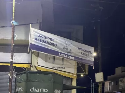 Arrancó la campaña: carteles libertarios taparon la propaganda de Cagliardi