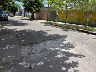 Reclamo vecinal por el cr&aacute;ter que crece en la esquina de 16 y 170