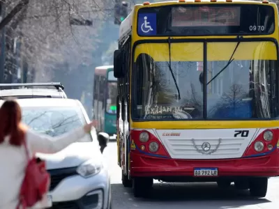 Denuncian una maniobra peligrosa de un colectivo de la l&iacute;nea 202 en Montevideo y 27