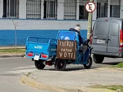 El carrito con mensaje político que se volvió viral en Berisso