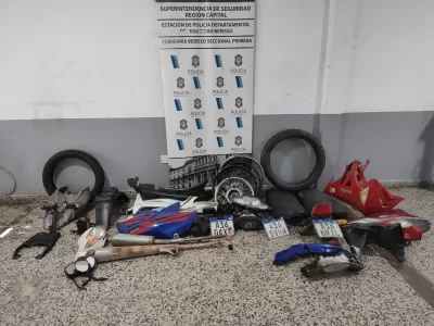 Allanamientos en cadena: aprehenden a dos jóvenes y secuestran motopartes por el robo de una moto en Berisso