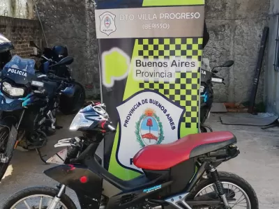¡Se paseaban en una moto robada y terminaron en la comisaría!