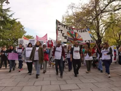 Docentes marcharon a Plaza San Martín y reclamaron por descuentos, paritarias y obras en las escuelas