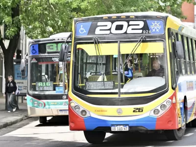 Sin acuerdo y con menos colectivos: el conflicto del transporte sigue sin soluci&oacute;n