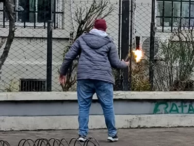 Ataque e intimidaci&oacute;n p&uacute;blica en Berisso: lanzaron una bomba molotov contra la fachada del Concejo Deliberante