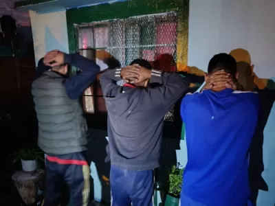 Buscaban un arma por una denuncia de amenazas y terminaron descubriendo droga en allanamientos en Berisso