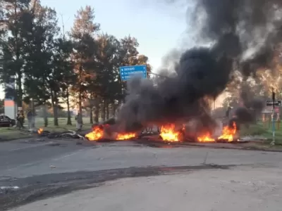 UN MICRO 202 PASÓ SOBRE EL FUEGO EN EL CORTE DE LA AVENIDA 60