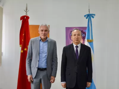 El embajador de China visit&oacute; Berisso para analizar la capacidad log&iacute;stica del puerto