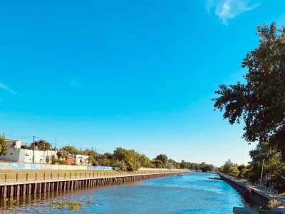 Rescataron a un joven que se arrojó al canal en Berisso