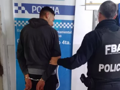 Tensión en Berisso: confrontación vecinal terminó con un detenido por agredir a la Policía