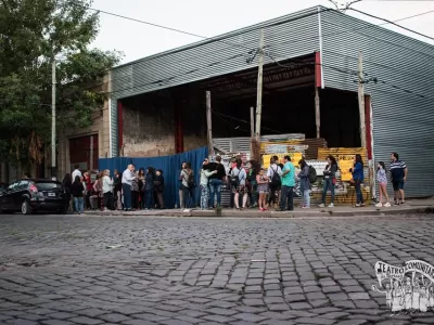 El Teatro Comunitario de Berisso despide su obra emblem&aacute;tica en la calle Nueva York antes de su gira por el litoral