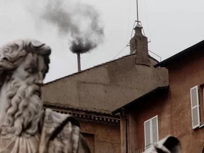 Fumata negra en el Vaticano: no hubo acuerdo y sigue el cónclave