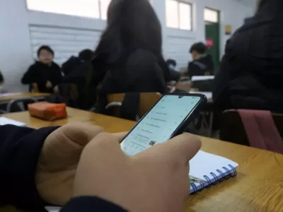 La Legislatura bonaerense sancion&oacute; la prohibici&oacute;n del uso de celulares en las escuelas secundarias
