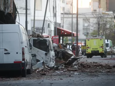 Demolerán el depósito incendiado en el centro de La Plata tras el riesgo de derrumbe