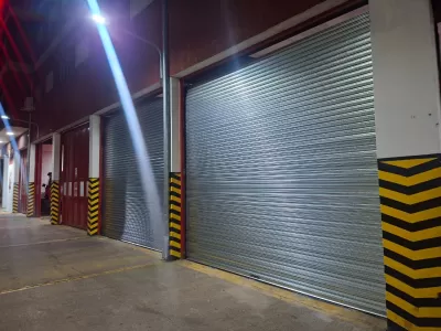 Bomberos de Berisso iniciaron el recambio de los hist&oacute;ricos portones del Cuartel Central