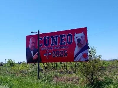 Sobre la Ruta 2, Santiago Cúneo instala en Buenos Aires un cartel gigante que proyecta su candidatura